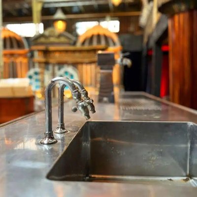 Bancone bar in rovere con piano in acciaio inox