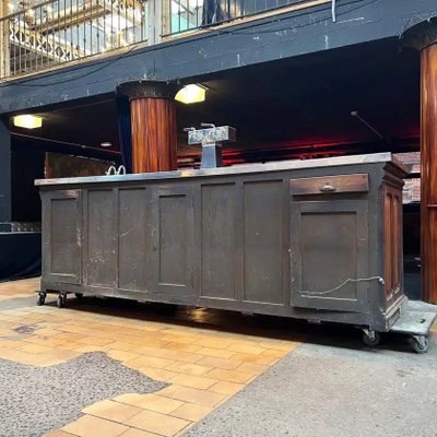 Bancone bar in rovere con piano in acciaio inox