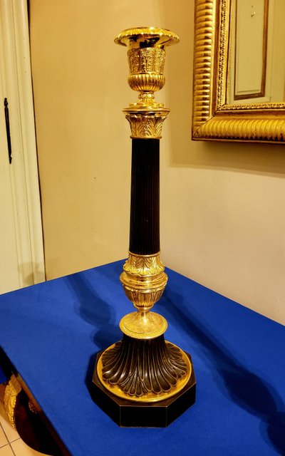 Coppia di antichi candelabri a colonna in bronzo con doppia patina, XIX secolo 