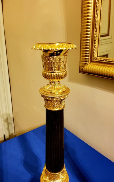 Coppia di antichi candelabri a colonna in bronzo con doppia patina, XIX secolo 