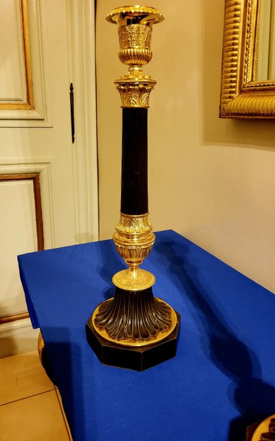Coppia di antichi candelabri a colonna in bronzo con doppia patina, XIX secolo 