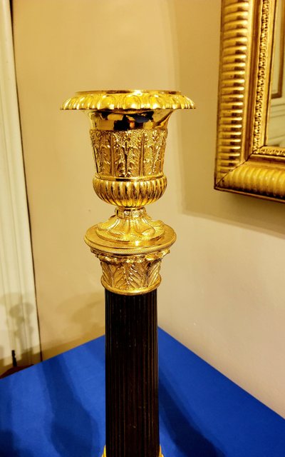 Coppia di antichi candelabri a colonna in bronzo con doppia patina, XIX secolo 