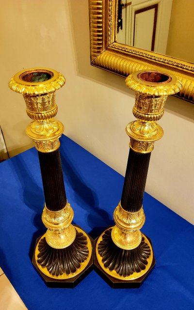 Coppia di antichi candelabri a colonna in bronzo con doppia patina, XIX secolo 