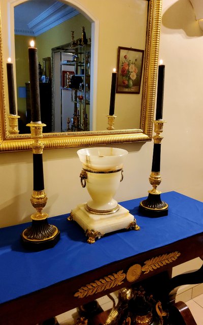Coppia di antichi candelabri a colonna in bronzo con doppia patina, XIX secolo 