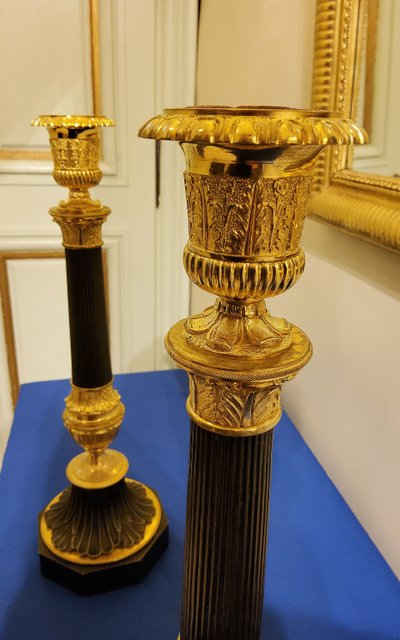 Coppia di antichi candelabri a colonna in bronzo con doppia patina, XIX secolo 