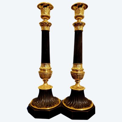 Coppia di antichi candelabri a colonna in bronzo con doppia patina, XIX secolo 