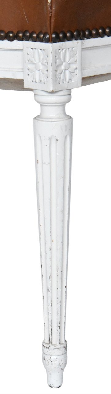 Set di 8 sedie in stile Luigi XVI in legno laccato bianco e rivestimento in pelle marrone