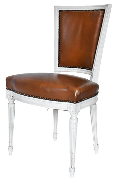 Set di 8 sedie in stile Luigi XVI in legno laccato bianco e rivestimento in pelle marrone