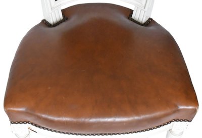 Set di 8 sedie in stile Luigi XVI in legno laccato bianco e rivestimento in pelle marrone