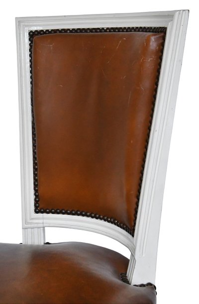 Set di 8 sedie in stile Luigi XVI in legno laccato bianco e rivestimento in pelle marrone