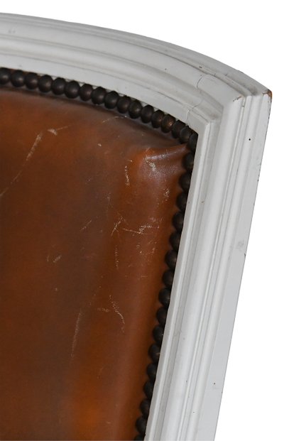 Set di 8 sedie in stile Luigi XVI in legno laccato bianco e rivestimento in pelle marrone
