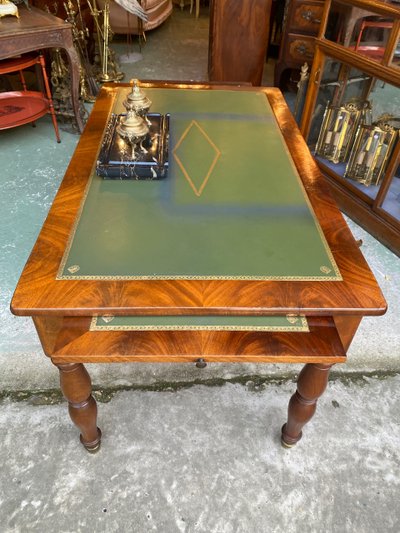 Restoration period mahogany desk in mahogany and leather, Jacob legs, 19th century
