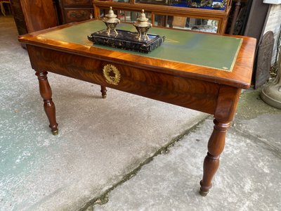 Restoration period mahogany desk in mahogany and leather, Jacob legs, 19th century