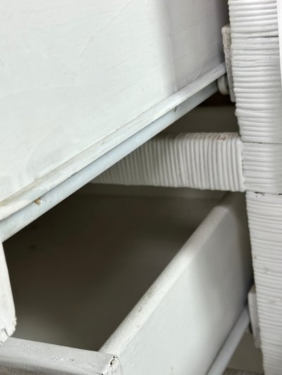 Commode galbée en rotin tressé blanc 1980'S