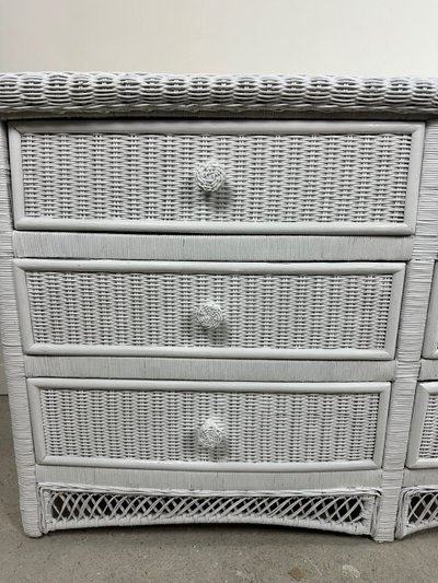 Commode galbée en rotin tressé blanc 1980'S