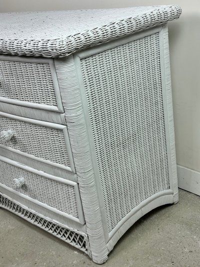 Commode galbée en rotin tressé blanc 1980'S