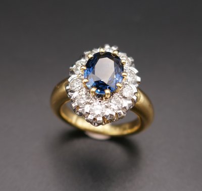 Anello con zaffiro da 1,95 carati e diamante da 1 carato, oro giallo 18 carati.