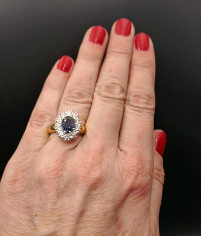 Anello con zaffiro da 1,95 carati e diamante da 1 carato, oro giallo 18 carati.
