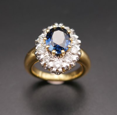 Anello con zaffiro da 1,95 carati e diamante da 1 carato, oro giallo 18 carati.