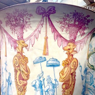 Vase-shaped theater sets