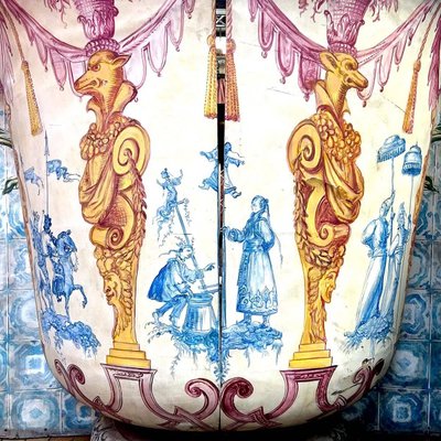 Vase-shaped theater sets