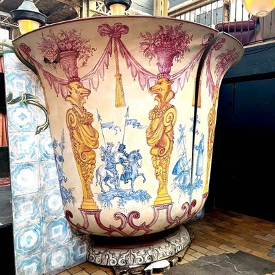 Vase-shaped theater sets