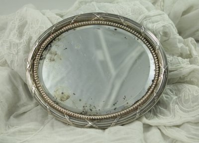 Petit miroir ovale biseauté avec monture en argent massif vers 1900