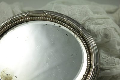 Petit miroir ovale biseauté avec monture en argent massif vers 1900