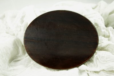 Petit miroir ovale biseauté avec monture en argent massif vers 1900