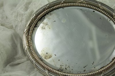 Petit miroir ovale biseauté avec monture en argent massif vers 1900
