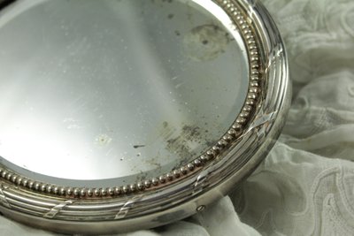Petit miroir ovale biseauté avec monture en argent massif vers 1900