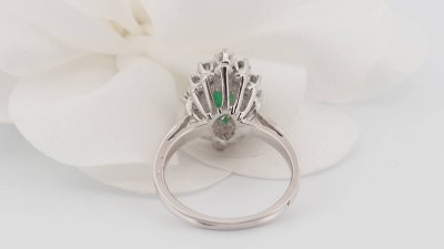 Anello Marquise in oro bianco, smeraldo e diamanti