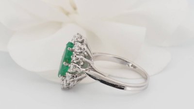 Anello Marquise in oro bianco, smeraldo e diamanti