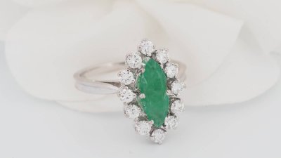 Anello Marquise in oro bianco, smeraldo e diamanti