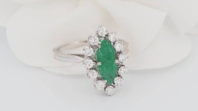 Anello Marquise in oro bianco, smeraldo e diamanti