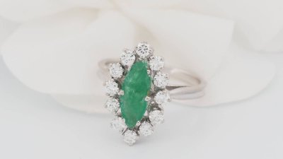 Anello Marquise in oro bianco, smeraldo e diamanti