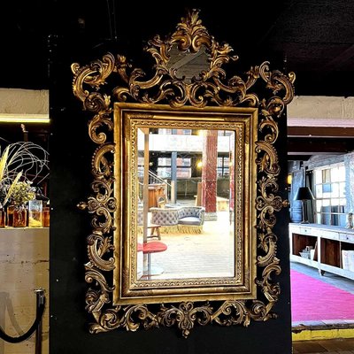 Spiegel aus vergoldetem Holz und Stuck im Rocaille-Stil Louis XV