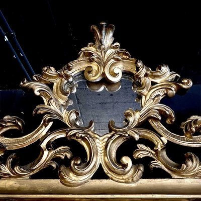 Spiegel aus vergoldetem Holz und Stuck im Rocaille-Stil Louis XV