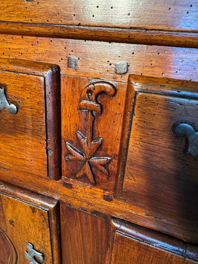 Zweikorpus-Burg-Sideboard mit Seitentüren für Gewehre aus dem 18. Jahrhundert 