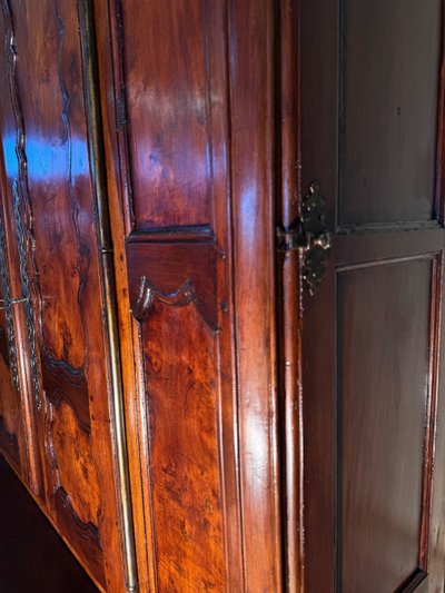 Zweikorpus-Burg-Sideboard mit Seitentüren für Gewehre aus dem 18. Jahrhundert 