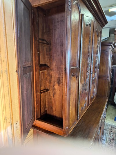 Zweikorpus-Burg-Sideboard mit Seitentüren für Gewehre aus dem 18. Jahrhundert 