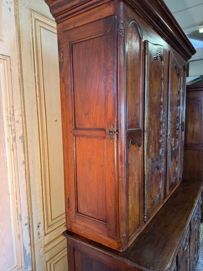 Zweikorpus-Burg-Sideboard mit Seitentüren für Gewehre aus dem 18. Jahrhundert 