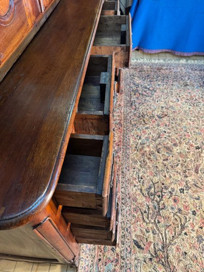 Zweikorpus-Burg-Sideboard mit Seitentüren für Gewehre aus dem 18. Jahrhundert 