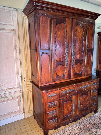 Zweikorpus-Burg-Sideboard mit Seitentüren für Gewehre aus dem 18. Jahrhundert 