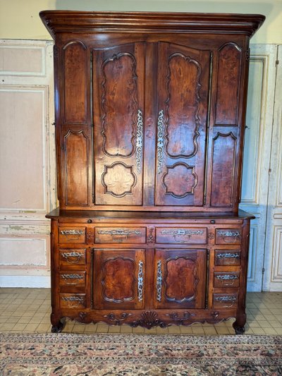 Zweikorpus-Burg-Sideboard mit Seitentüren für Gewehre aus dem 18. Jahrhundert 