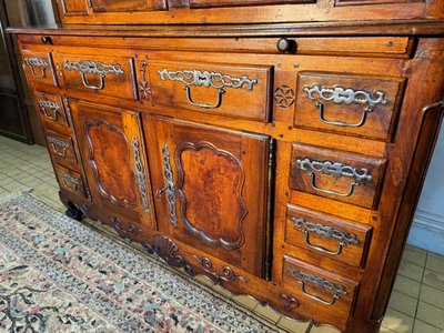 Zweikorpus-Burg-Sideboard mit Seitentüren für Gewehre aus dem 18. Jahrhundert 