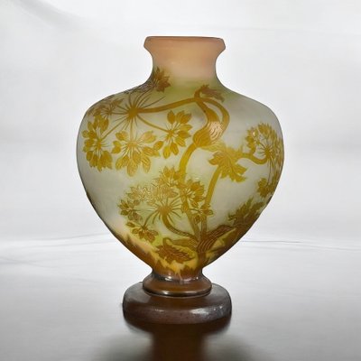 VASE DE ÉMILE GALLÉ A DÉCOR D’OMBELLIFÈRES ÉPOQUE ART NOUVEAU EN FORME DE CŒUR