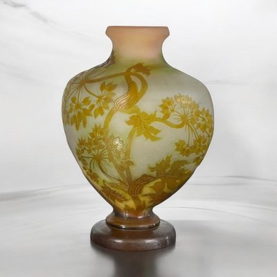 VASE DE ÉMILE GALLÉ A DÉCOR D’OMBELLIFÈRES ÉPOQUE ART NOUVEAU EN FORME DE CŒUR