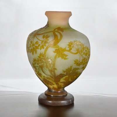 VASE DE ÉMILE GALLÉ A DÉCOR D’OMBELLIFÈRES ÉPOQUE ART NOUVEAU EN FORME DE CŒUR