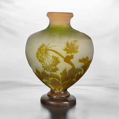 VASE DE ÉMILE GALLÉ A DÉCOR D’OMBELLIFÈRES ÉPOQUE ART NOUVEAU EN FORME DE CŒUR
